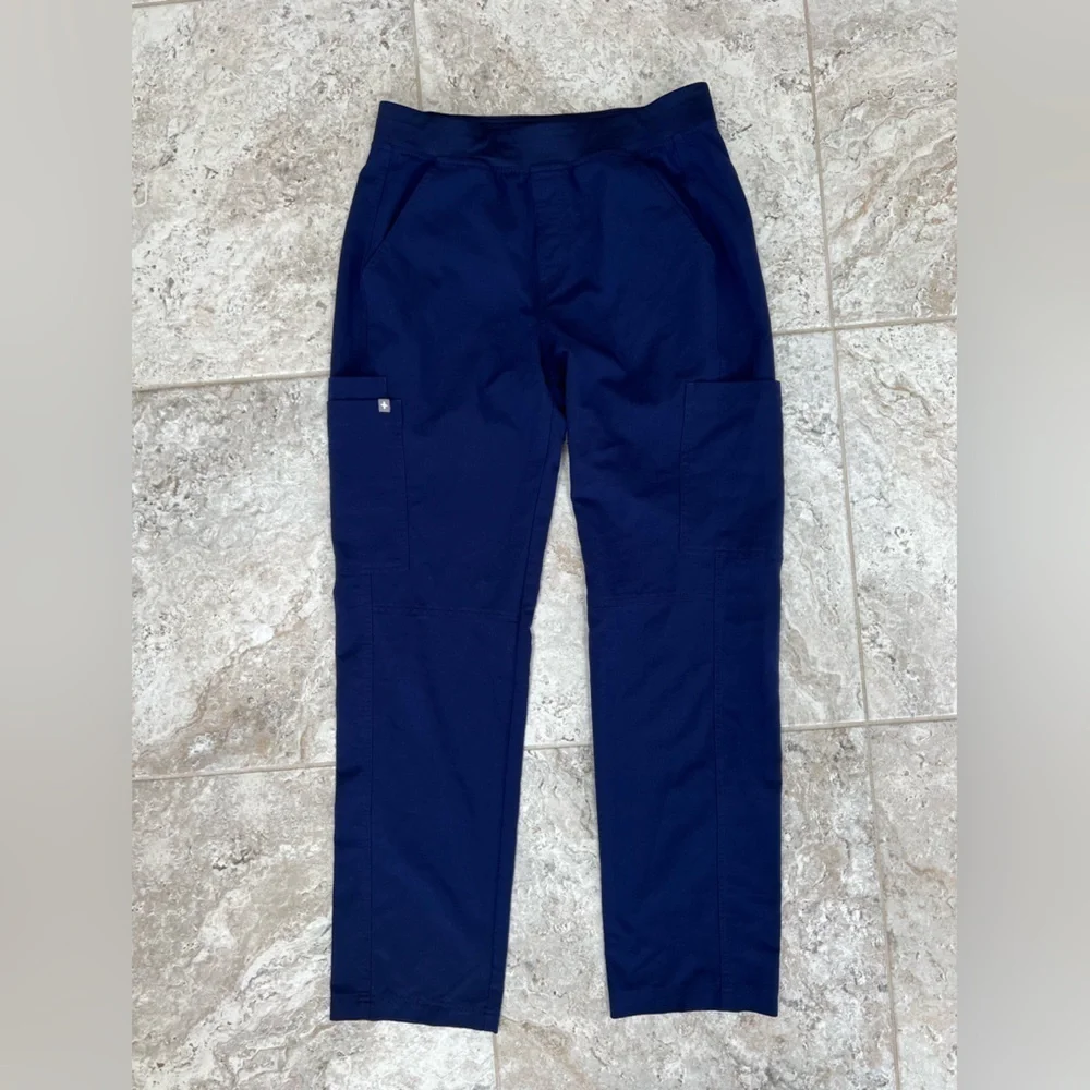 FIGS Men’s Axim Cargo Straight Leg Scrub Pants in Navy Blue, size Medium